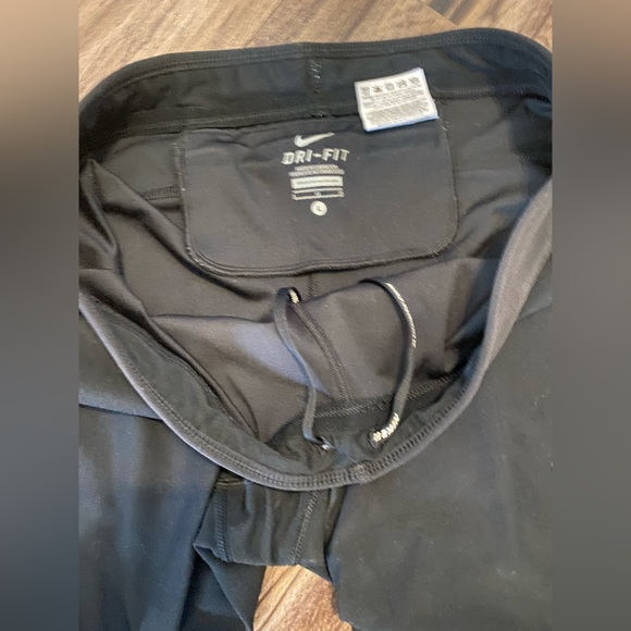 Nike legging with adjustable waist and back zipper pocket - Picture 3 of 4